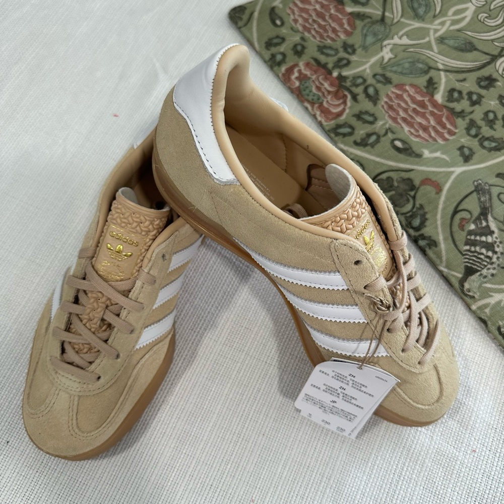 adidas Women Beige White Gazelle-Style Sneakers - Picture 2 of 10